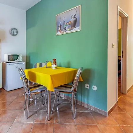 1 Bedroom Nice In *
