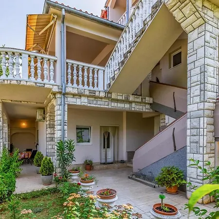 1 Bedroom Nice In Appartement *